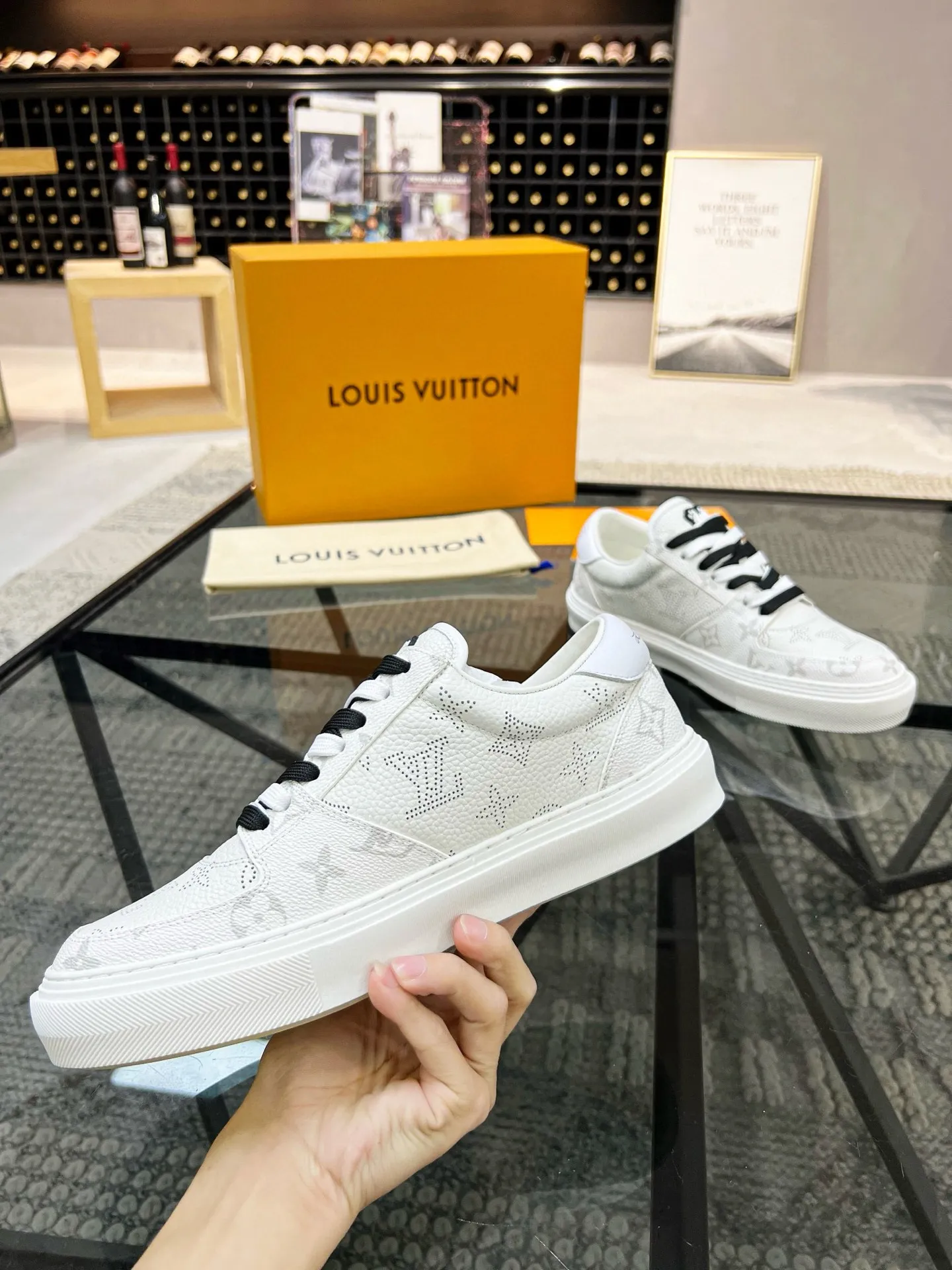 Factory price: 438💰LV top purchasing agent 🇮🇹 Lu Street Male God’s popular casual sneakers counter synchronized, uppers imported from Italy cowhide fabrics, colorful and complex handicrafts, imported water-dyed cowhide lining cowhide foot pads Soles: original soles specially provided by the factory, TPU exclusive movable molded soles super comfortable, original factory single goods, 🔍🔍high quality, you can enter and exit the counter at will, welcome to compare, code number 38-44 (45 can be ordered)